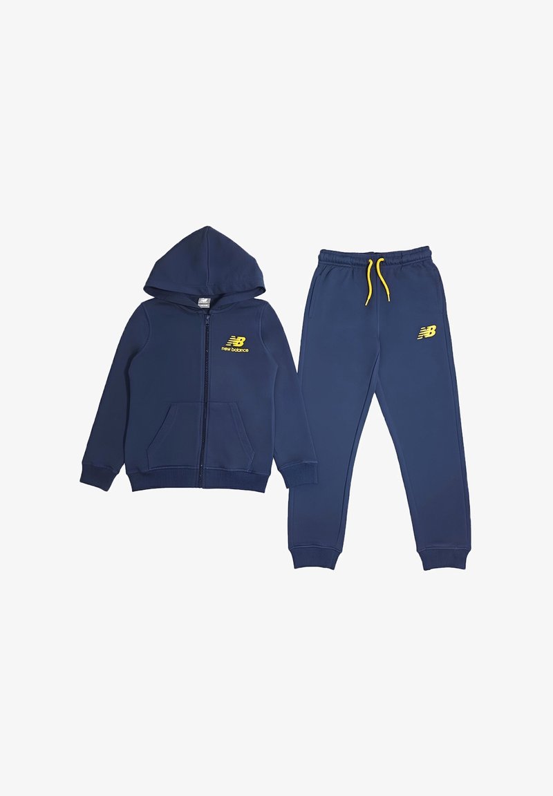 Tuta per bambini New Balance blu navy con felpa con cappuccio e zip, tasche frontali, polsini elasticizzati, logo giallo sul petto e sui pantaloni, coulisse gialla sui pantaloni.