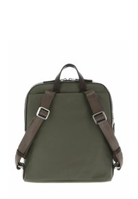 Zaino in nylon verde con spallacci regolabili marroni, dettagli in argento e manico superiore. Texture liscia e design rettangolare per praticità.