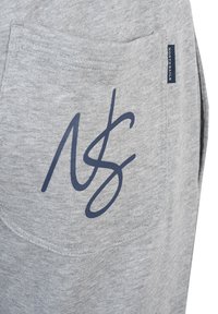 Szare dresy z dużym granatowym logo na tylnej kieszeni, wykonane z miękkiego materiału o teksturowanym wykończeniu.