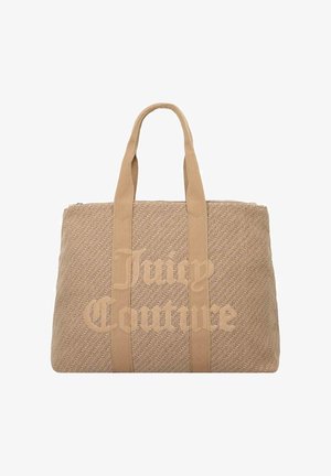 Sac fourre-tout beige tissé avec un motif chevrons, arborant "Juicy Couture" en grandes lettres, deux anses en tissu et une fermeture éclair.