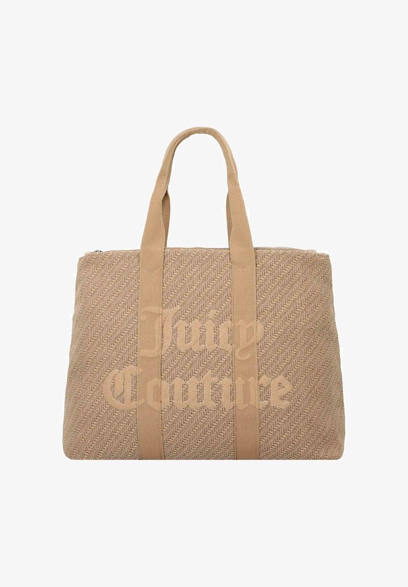 Bolso tote tejido en color beige con un patrón de espiga, que presenta "Juicy Couture" en texto grande, asas de doble tela y cierre de cremallera.