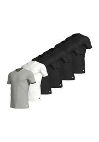 Sex V-halsade Adidas T-shirts på rad, en grå, en vit och fyra svarta, uppställda mot en vit bakgrund.