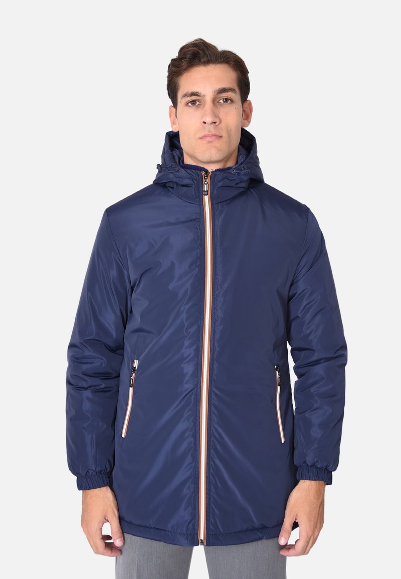 Giacca imbottita blu navy con cappuccio, dotata di una zip a lunghezza totale con dettagli arancioni e due tasche laterali con zip. Texture liscia.