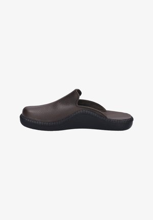 Braune Lederclogs mit strukturierten Oberflächen, offenem Abschluss und einer gebogenen schwarzen Gummisohle mit Nähdetails.