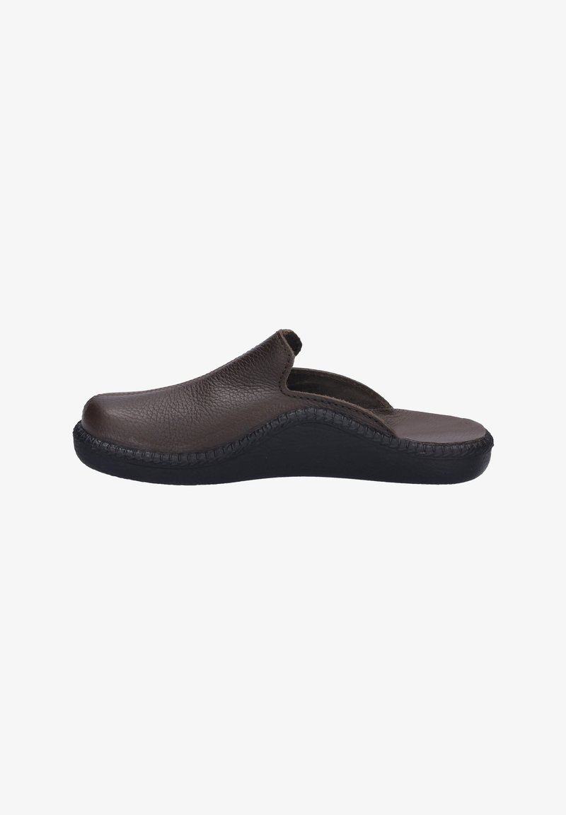 Czekoladowy, skórzany klump z teksturowaną powierzchnią, otwartym tyłem i zakrzywioną, czarną gumową podeszwą z detalami w postaci przeszyć.