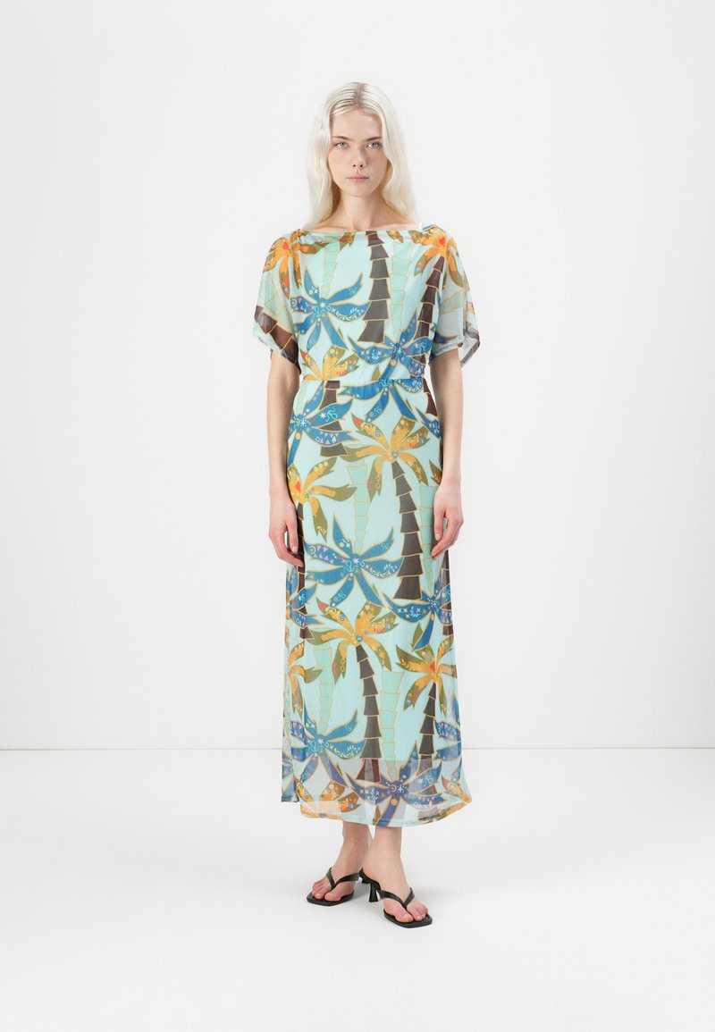 Rochie lungă, ușoară, dintr-un material transparent, cu un imprimeu colorat cu flori și frunze de palmier. Paleta de culori include nuanțe de albastru, verde și portocaliu cald.