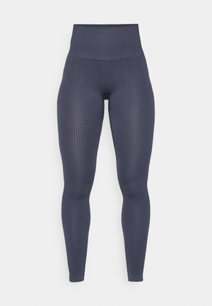 Leggings taille haute en gris foncé avec une texture côtelée. Conçus pour s'ajuster parfaitement, avec une construction sans couture et une ceinture douce.