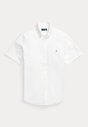 Camisa blanca de manga corta con cuello y logo bordado de Polo Ralph Lauren en el pecho izquierdo.