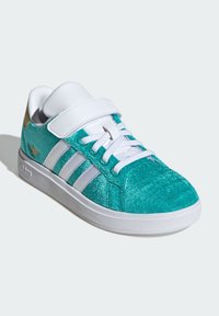 Tyrkysové semišové tenisky s bílými tkaničkami a třemi bílými pruhy. Mají polstrovaný jazyk a texturovanou podrážku. Zlatý detail na patě.