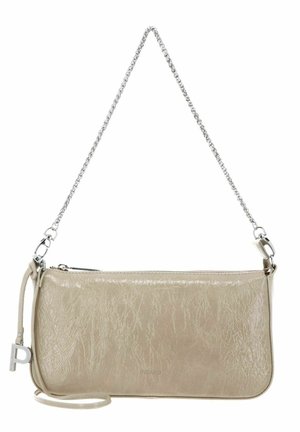 Pochette en cuir beige avec bandoulière chaîne argentée, fermeture éclair et petite étiquette en cuir avec lettre métallique "P".
