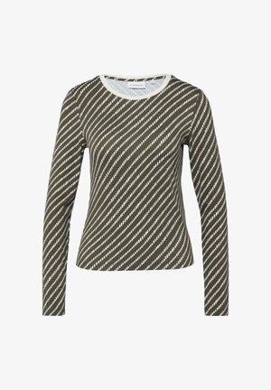 Długi rękaw, oliwkowo-zielona bluzka z ukośnymi, białymi paskami przypominającymi sznurek oraz białym okrągłym dekoltem.