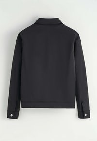 Veste noire à finition lisse, dotée d'un col, de manches longues et de détails à bouton-pression aux poignets. Design simple et structuré.