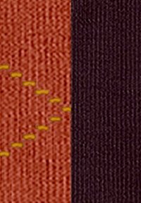 Gros plan sur un tissu montrant des sections texturées orange et violet foncé avec des points jaunes cousus formant une forme de flèche partielle.