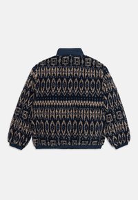 Jachetă pufoasă, cu model, având un design geometric navy și bej, cu guler și mansete elastice. Material texturat și croială lejeră.