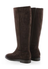Bruine suede laarzen tot de knie met een gladde afwerking, zijrits, ronde neus en een lage, solide hak.