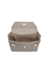 Sac à main en cuir gris avec une forme structurée, deux accents en métal doré et un compartiment spacieux avec une poche zippée.