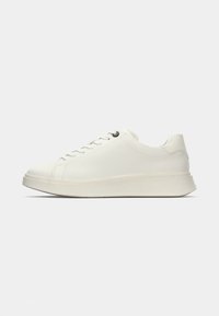 Baskets blanches avec un dessus en cuir lisse, bout arrondi et semelle en caoutchouc. Présentent un design à lacets et un style minimaliste.