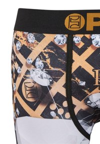 Herren Boxer Briefs aus elastischem Stoff, mit einem schwarzen Bündchen und goldener Markenprägung, sowie einem rautenförmigen Muster in Schwarz, Gold und Weiß.