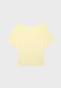 Lichtgeel T-shirt met korte mouwen, brede halslijn en losse pasvorm, plat uitgestald op een neutrale achtergrond.