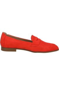 Mocassini rossi in suede con punta arrotondata, caratterizzati da un vamp basso e un tacco piccolo. Tessuto liscio con dettagli minimi.