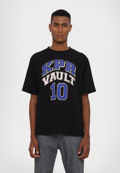 Schwarzes Baumwoll-T-Shirt mit auffälliger "KPR VAULT" und "10" Grafik in Blau und Beige auf der Vorderseite; lässiger Schnitt mit kurzen Ärmeln.