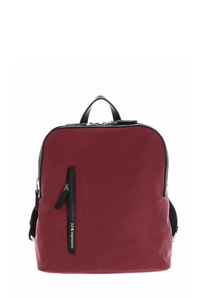 Sac à dos en tissu bordeaux avec accents noirs, forme rectangulaire, poche avant zippée, poignée supérieure et bretelles réglables.