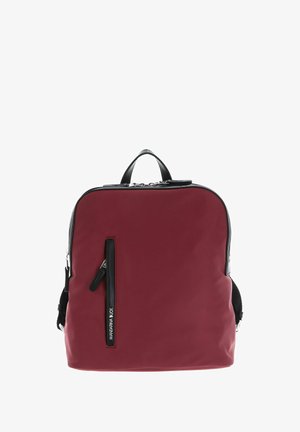 Sac à dos en tissu bordeaux avec accents noirs, forme rectangulaire, poche avant zippée, poignée supérieure et bretelles réglables.