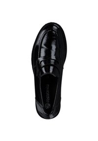 Zapato de charol negro con punta redondeada, detalle de lazo decorativo en la parte superior y costuras en contraste a lo largo de los bordes. Suela plana.