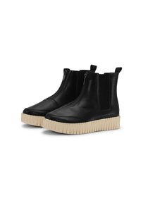 Czarne skórzane botki za kostkę z przednim zamkiem błyskawicznym, elastycznymi panelami bocznymi, uchwytami oraz grubymi, beżowymi, żłobionymi gumowymi podeszwami.