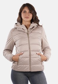 Giacca imbottita beige chiaro con cappuccio, chiusura con zip, tasche laterali e sottili motivi cuciti. Tessuto liscio e lucido con dettagli dorati.