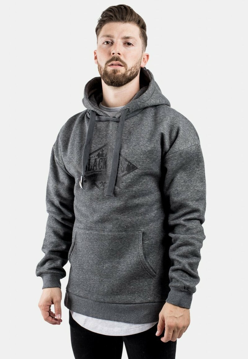 Sudadera gris hecha de una suave mezcla de algodón con bolsillo canguro, capucha ajustable y un diseño gráfico negro en el frente.