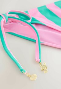 Mitmevärviline bikiinitop roosade ja türkiissiniste triipudega, millel on reguleeritavad rihmad ja kuldsed kaunistused merikarbi ja homaari kujul.