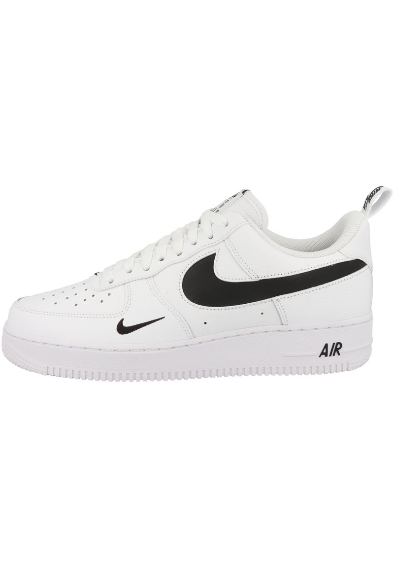 Sneakers bianchi in pelle con logo Swoosh nero di Nike. Presentano una superficie texturizzata, punta perforata e una robusta suola in gomma con il marchio "AIR".