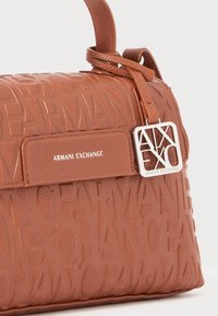 Borsa a tracolla in pelle marrone con motivo di logo in rilievo, manico superiore e targhetta in metallo argentato. Forma rettangolare con una finitura testurizzata.