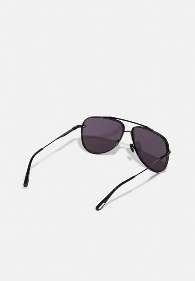 Occhiali da sole in stile black metal con lenti angolari. Lenti oscurate di colore viola scuro; aste sottili con un design elegante e senza marchi visibili.
