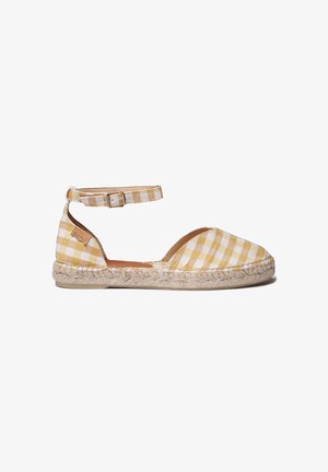 Gul og hvid gingham-espadrille-sandal med lukket tå, ankelrem, spænde og flettet jutesål på hvid baggrund.