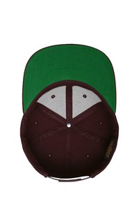 Kapsli stiilis pesapallimüts, millel on tumepunane keha, roheline päikeseprillide alune, hall vooder ja kuus ventilatsiooniava.