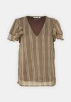 VINORA V NECK - Μπλουζάκι με στάμπα - toffee/white