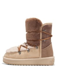 Botas de ante en tonos marrón y beige con un puño de piel de oveja marrón y esponjoso, cordones delanteros y suela de goma con un patrón texturizado.