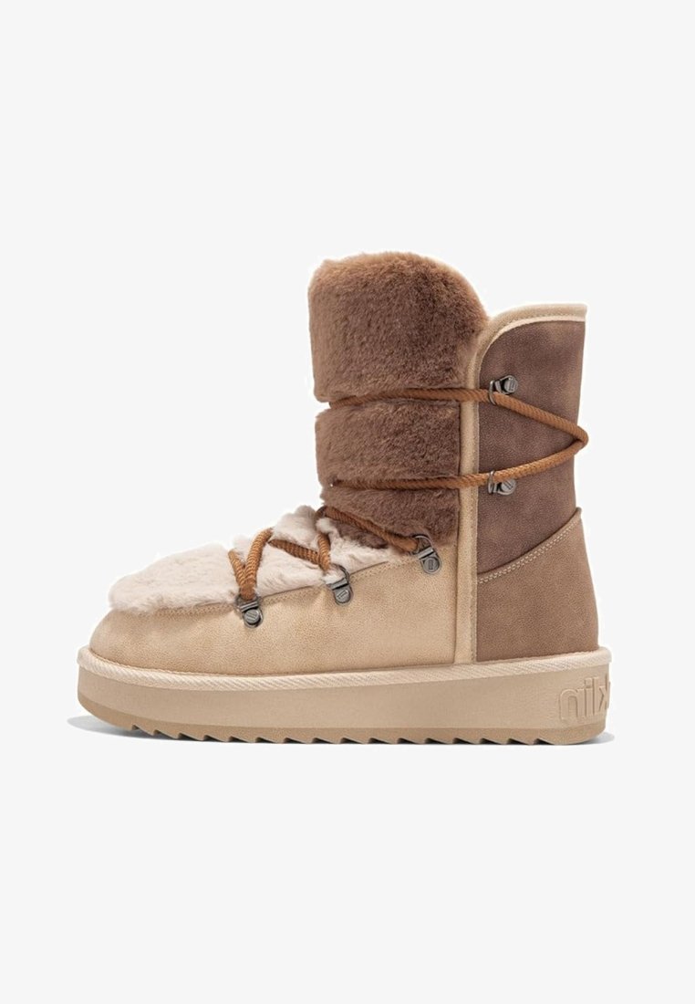 Botas de ante en tonos marrón y beige con un puño de piel de oveja marrón y esponjoso, cordones delanteros y suela de goma con un patrón texturizado.