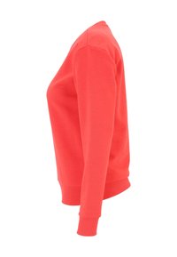 Sudadera coral, mezcla de algodón, cuello redondo, mangas largas, puños y dobladillo acanalados, textura suave, vista lateral que muestra el ajuste y el diseño.
