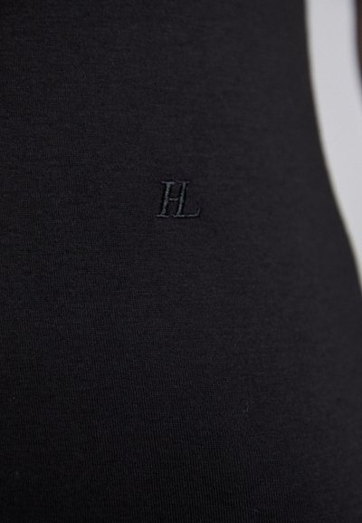 Čierna priliehajúca látka s jemnou textúrou, ktorá má na boku vyšité logo "HL" v mierne tmavšej farbe.