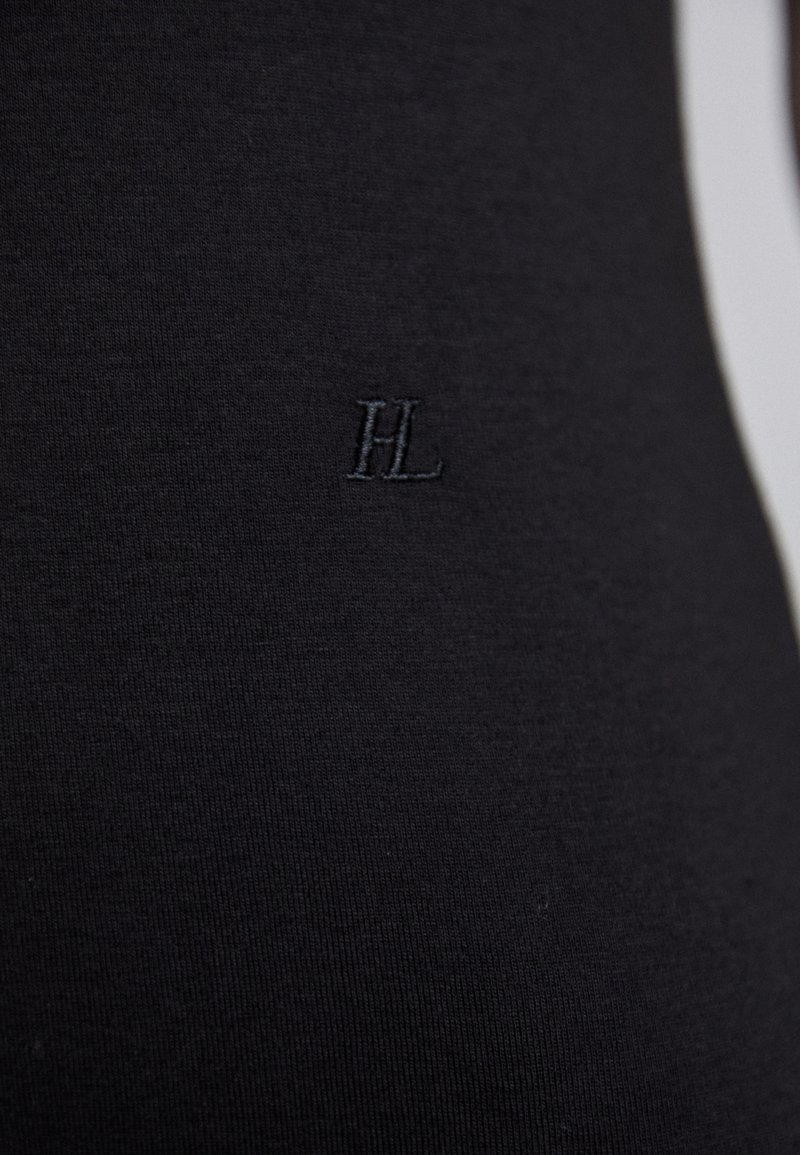 Tissu noir ajusté avec une texture douce, présentant un logo brodé "HL" dans une teinte légèrement plus sombre sur le côté.