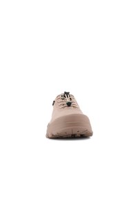 Botte de randonnée beige avec une semelle en caoutchouc texturé. Dotée de lacets et d'un design épuré, adaptée aux activités de plein air.