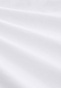 Tela blanca con una textura suave y ligeramente lustrosa, que presenta pliegues caídos de forma sutil y sin patrones ni acentos visibles.