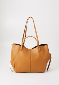 Torebka tote w kolorze tan z teksturowanym wykończeniem, szerokim otwarciem i dwoma długimi uchwytami. Posiada prosty design i minimalną ilość okuć.