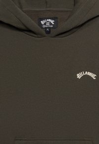 Σκούφος Billabong σκούρου πράσινου με εμπρόσθια τσέπη, λευκό λογότυπο στο στήθος και ετικέτα "Recycler" μέσα στη κουκούλα.