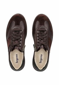 Une paire de baskets en cuir et daim marron foncé avec des lacets et des zips latéraux, semelles intérieures beige marquées "leggero," vue de dessus.