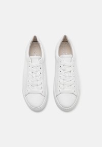 Weiße Leder-Sneaker mit runden Zehen, flachen Schnürsenkeln und strukturierten Oberflächen. Keine sichtbaren Logos oder Muster; minimalistisches Design.