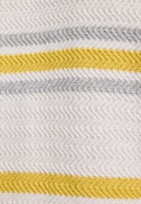 Tessuto lavorato a maglia con un motivo a zigzag in bianco, grigio e una striscia gialla pronunciata. La texture sembra morbida e leggera.